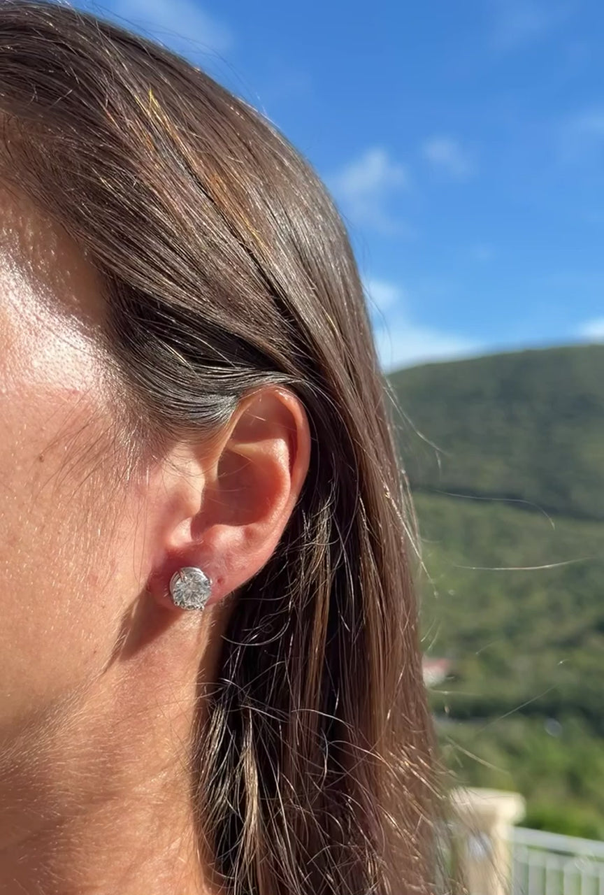 Large IGI Lab Diamond Studs